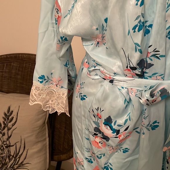 NWT—In Bloom floral robe - Picture 3 of 9
